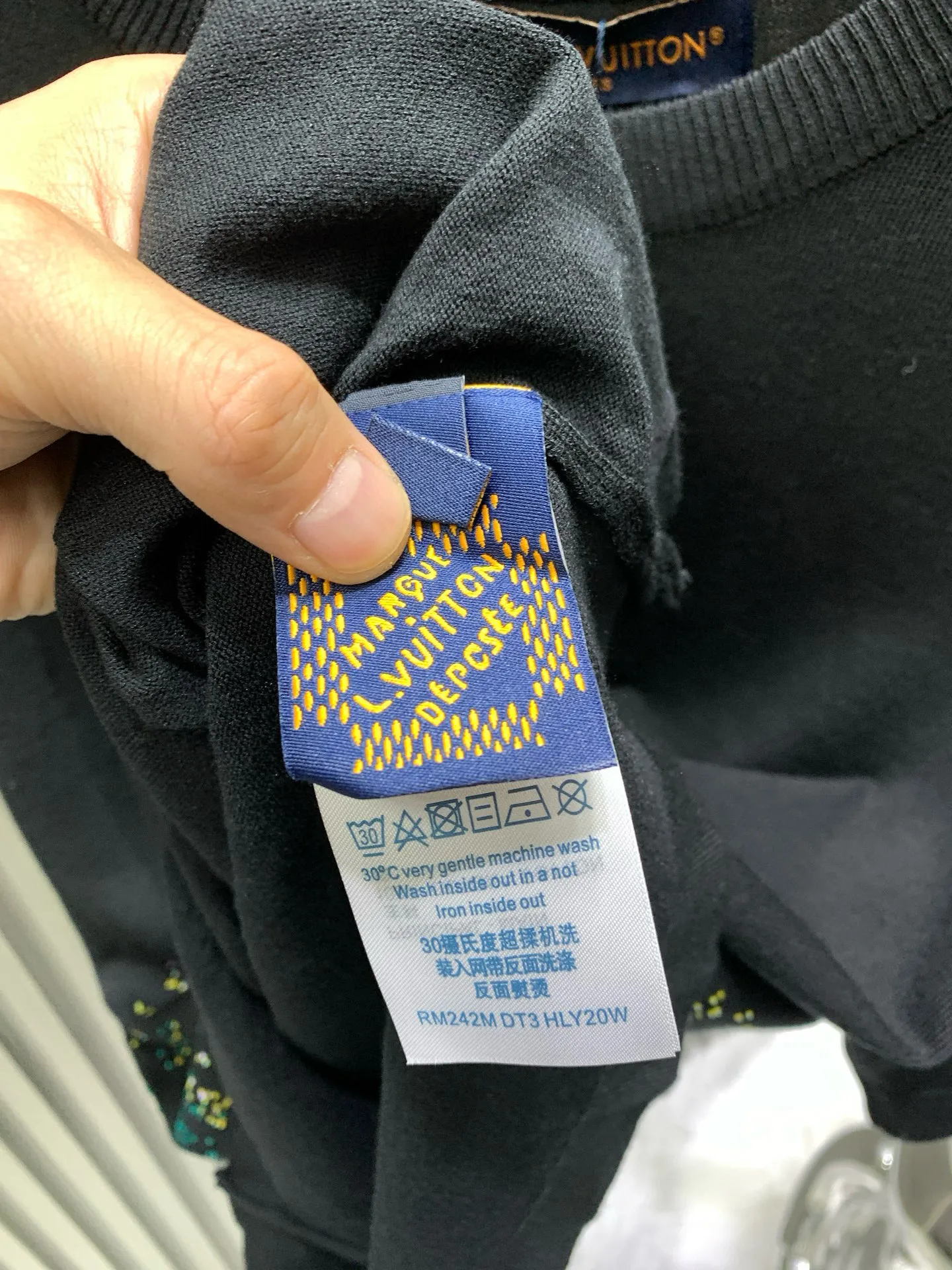 🅿️290 🀄️ Louis Vuitton Louis Vuitton 2025 new style hot diamond knitted short sleeves ⚠️Original purchase ¥18,650 Fine needle cotton knitting Standard version #Imported fine yarn wool fabric piece 14s fine needle siro spinning technology is used to make the fabric piece. Fine yarn is used as the material. The imported material used is woven on a jacquard loom imported from Germany. This technology makes the yarn more uniform and smooth. Thereby increasing the comfort and durability of the fabric. Due to the use of high-quality yarn and advanced spinning technology, the texture of this sweater is very delicate and soft to the touch. It is made of linen embroidery thread combined with encrypted processing. The embroidery body has a subtle matte visual texture and the effect is three-dimensional and full. The smaller the rhinestone, the more sophisticated the requirements. It uses imported materials and is more flexible and glossy than ordinary rhinestones. The stitches are clear and smooth and have a three-dimensional texture effect. Its version design has some unique features such as concise lines. The fitted cut and signature neckline are both comfortable and durable, while also accentuating the wearer's neck. It can show off the wearer's wrist lines and add a sense of sophistication and neatness.